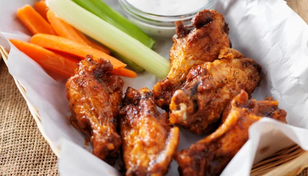 Alitas de pollo con salsa de queso