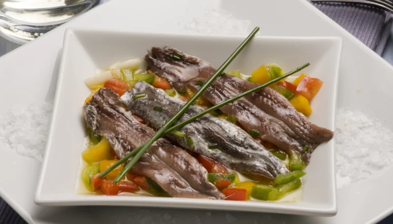 Anchoas con ajo y verduras