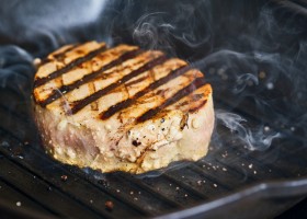 Atún en salsa de queso y alcaparras