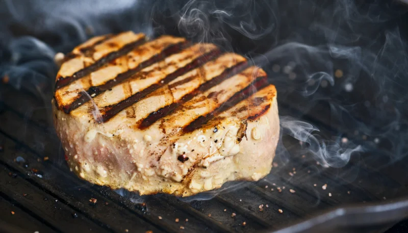 Atún en salsa de queso y alcaparras