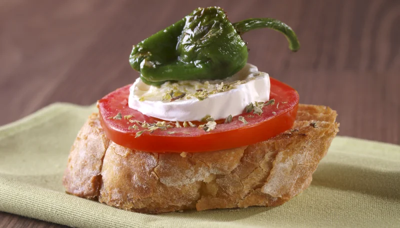 Bocadillo de queso de cabra y pimiento