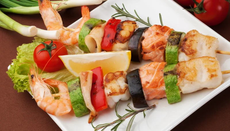 Brocheta de pescado y gambones