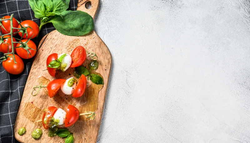Brochetas de tomates cherry y mozzarella con salsa pesto