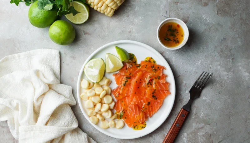 Carpaccio de salmón y maíz blanco