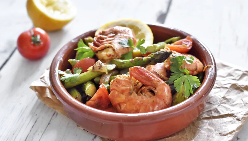 Cazuela de espárragos verdes con gambas