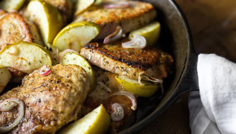 Cerdo con manzanas y uvas