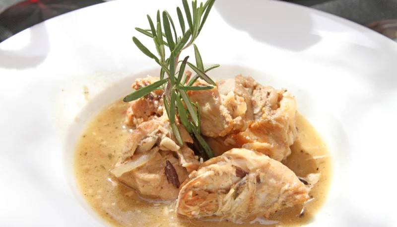 Conejo al vino blanco con salsa de ajo de oso