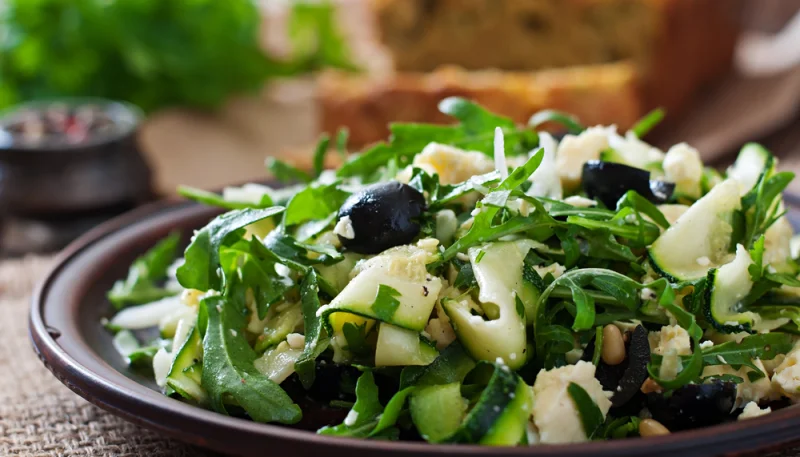 Ensalada de calabacín con pasas y aceitunas