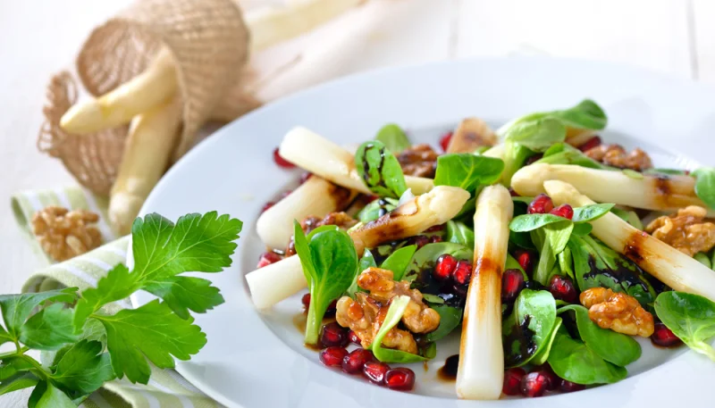 Ensalada de espárragos y granada
