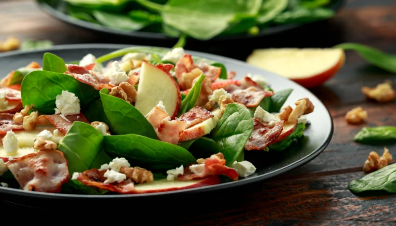 Ensalada de espinacas, bacon y manzana