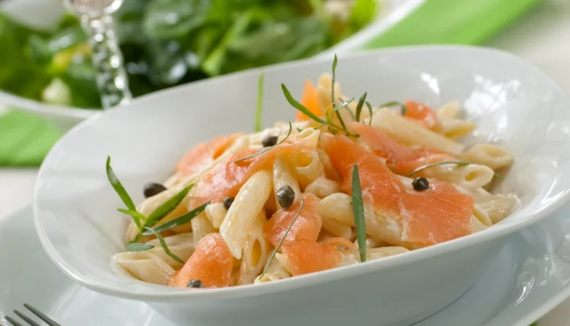 Ensalada de pasta con salmón, pepino y manzanas