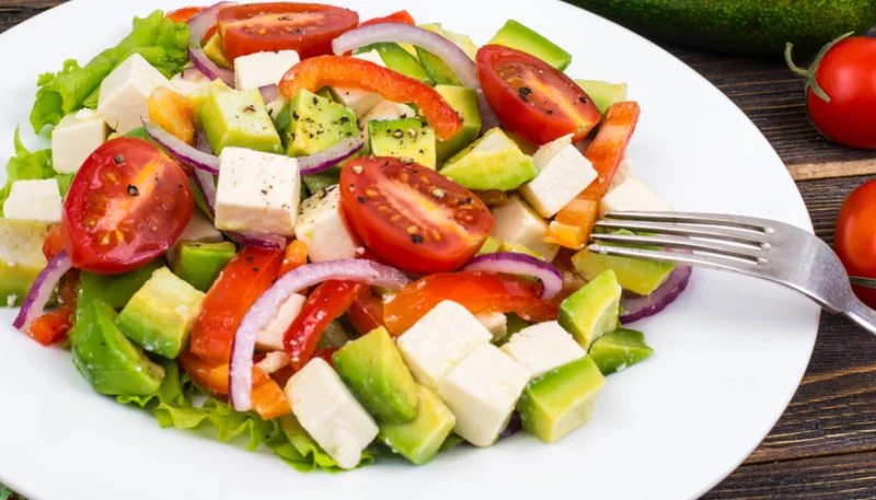 Ensalada de tomate cherry, aguacate y queso feta