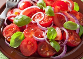 Ensalada de tomates cherry y albahaca