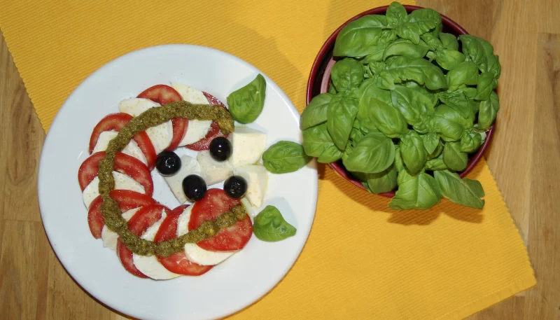 Ensalada de tomates, mozzarella y pesto