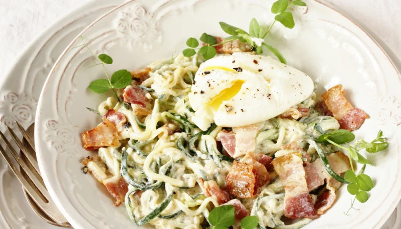 Espaguetis a la carbonara con calabacín