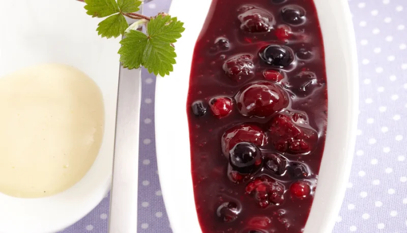 Gelatina de cava con frutas silvestres