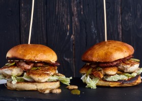 Hamburguesa con pollo y mermelada