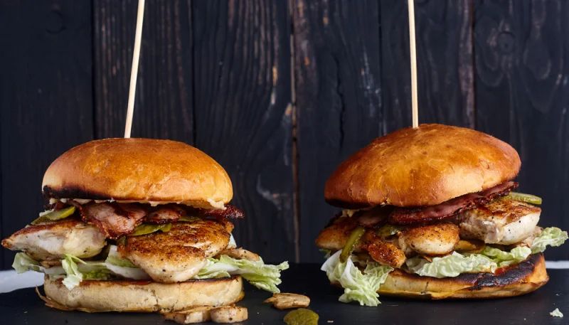 Hamburguesa con pollo y mermelada