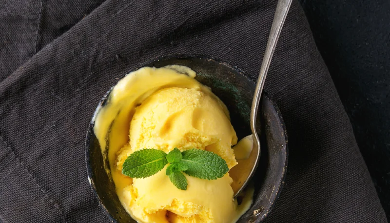 Helado de yogur y mango