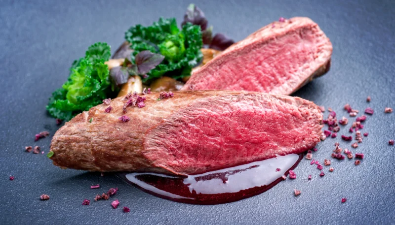 Lomo de ciervo con vinagreta de frambuesa