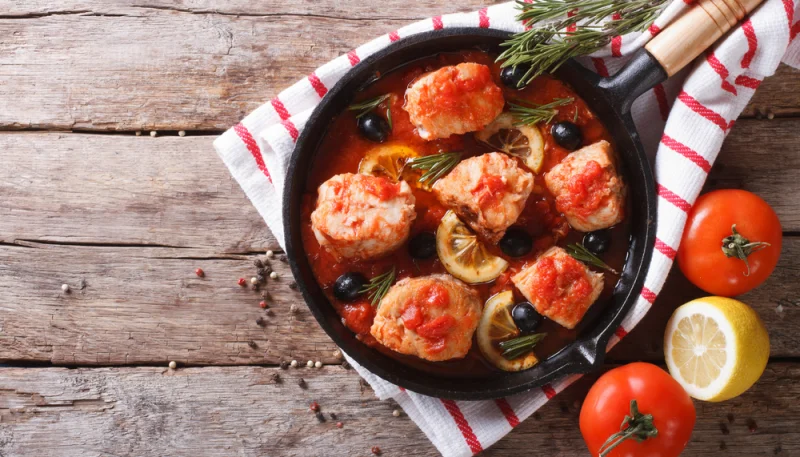 Merluza con tomate y aceitunas