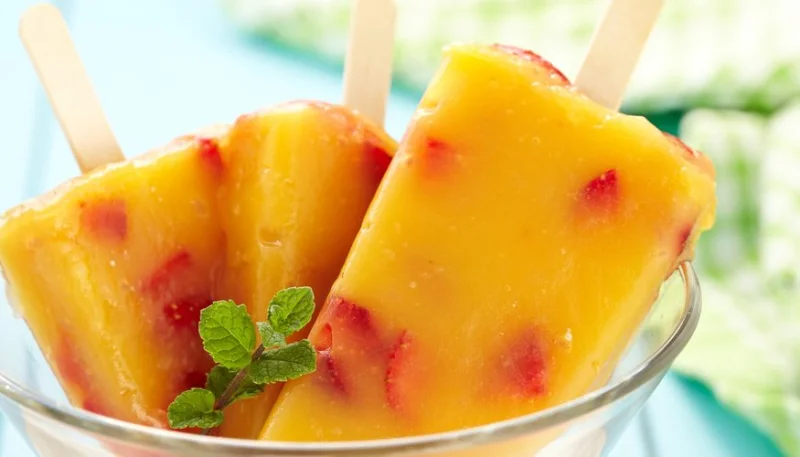 Paletas de fresa, melocotón y mango