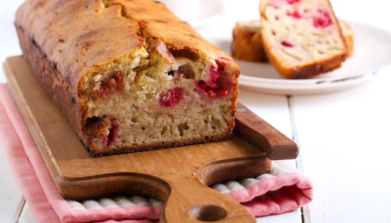 Pan de plátano con frambuesas