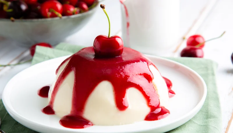 Panna cotta de limón y cerezas