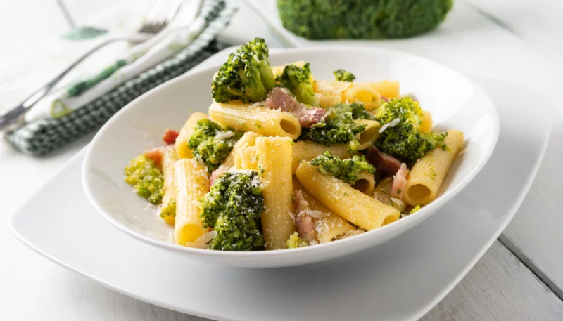 Pasta con brócoli y jamón
