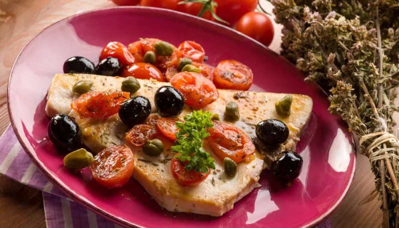 Pez espada con tomates cherry y aceitunas