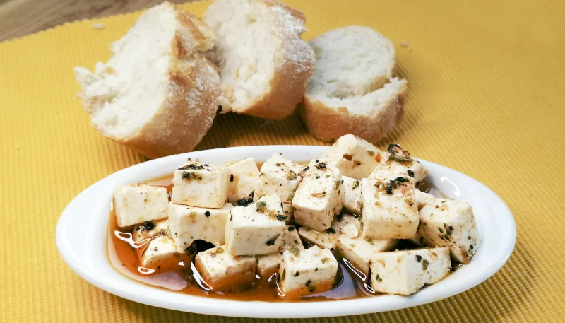 Queso feta en especias