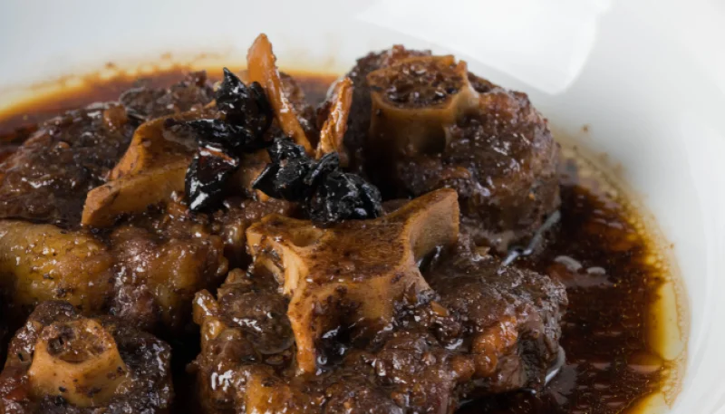 Rabo de buey con ciruelas
