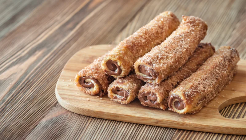 Rollitos de tostada francesa rellenos de Nutella