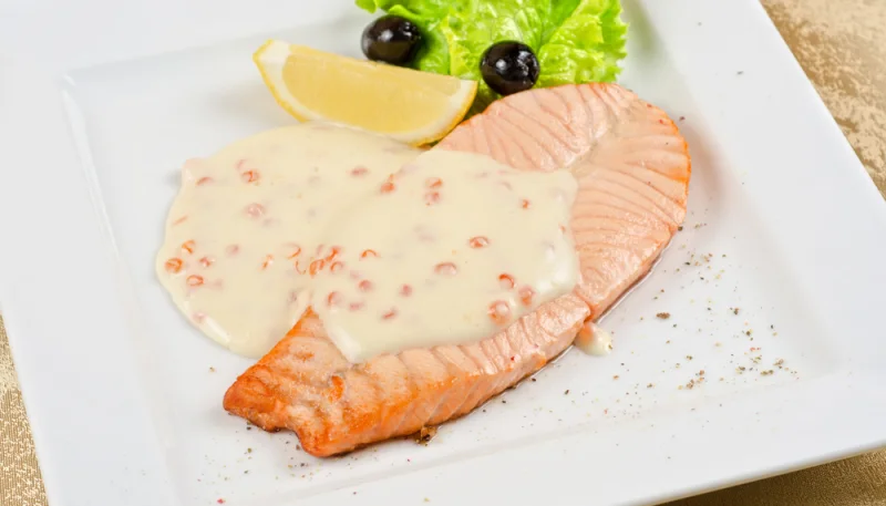 Salmón en salsa de queso y caviar