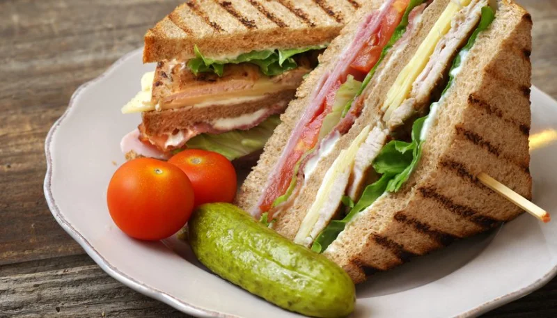 Sándwich de pollo, tomate y queso de cabra