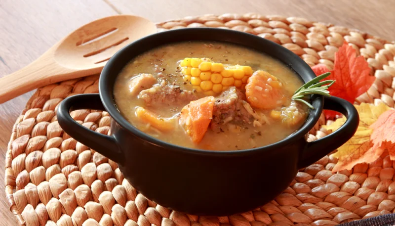 Sopa de carne y maíz