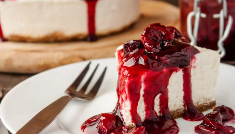 Tarta de queso con cerezas