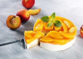 Tarta de queso con melocotones
