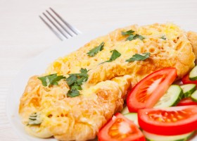 Tortilla francesa con cebolla y tomates