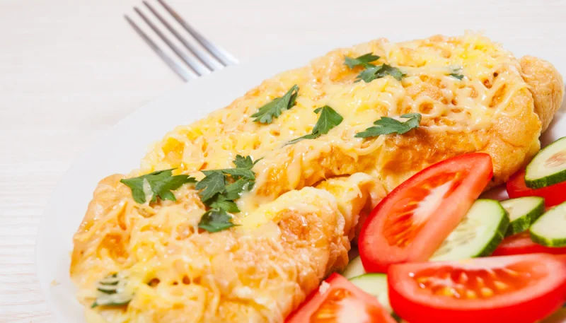 Tortilla francesa con cebolla y tomates