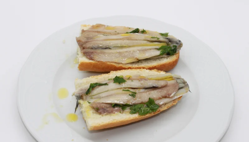 Tostadas de boquerones en vinagre