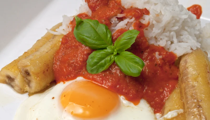 Arroz a la cubana con plátano