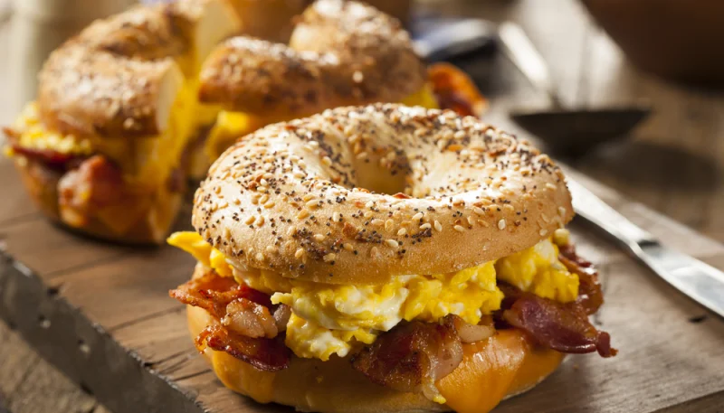 Bagel con huevos revueltos y bacon