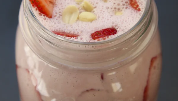 Batido de mantequilla de cacahuete con plátano y fresas