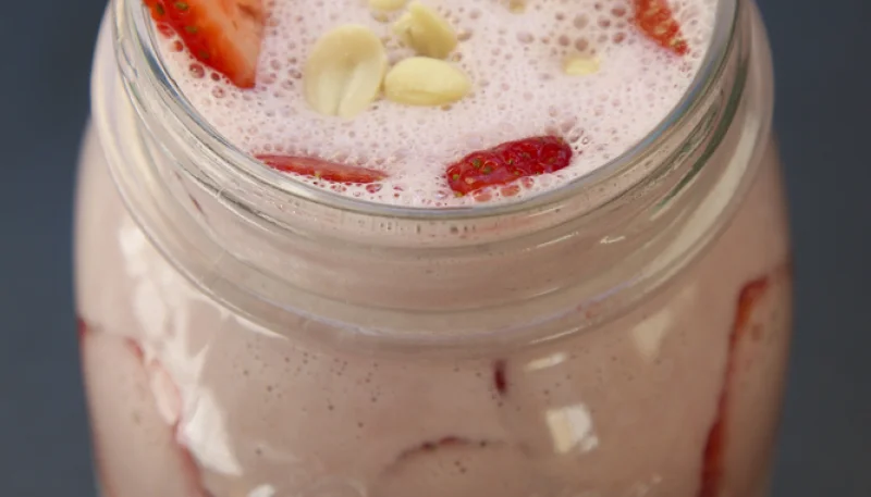 Batido de mantequilla de cacahuete con plátano y fresas