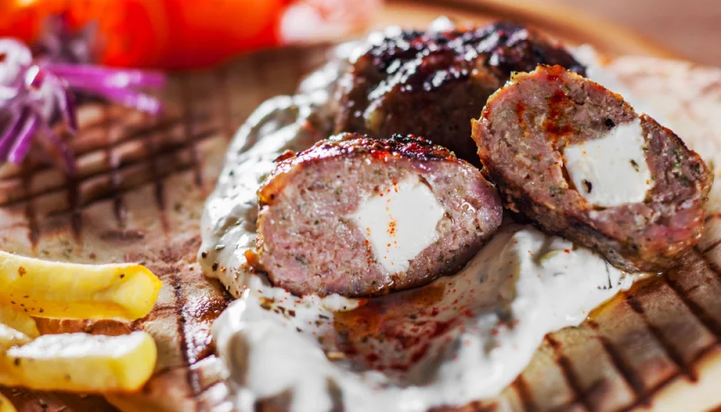 Bifteki relleno de queso feta