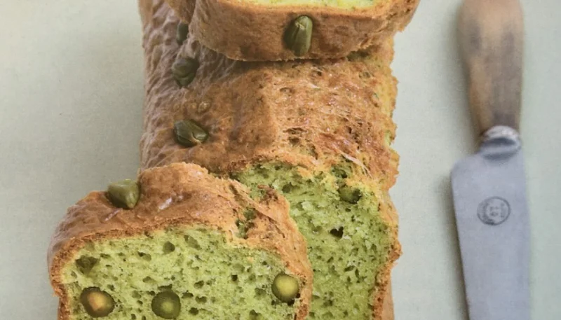 Bizcocho salado de albahaca y pistachos