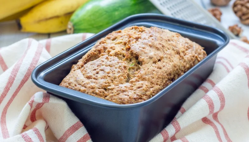 Bizcocho salado de calabacín, emmental y parmesano