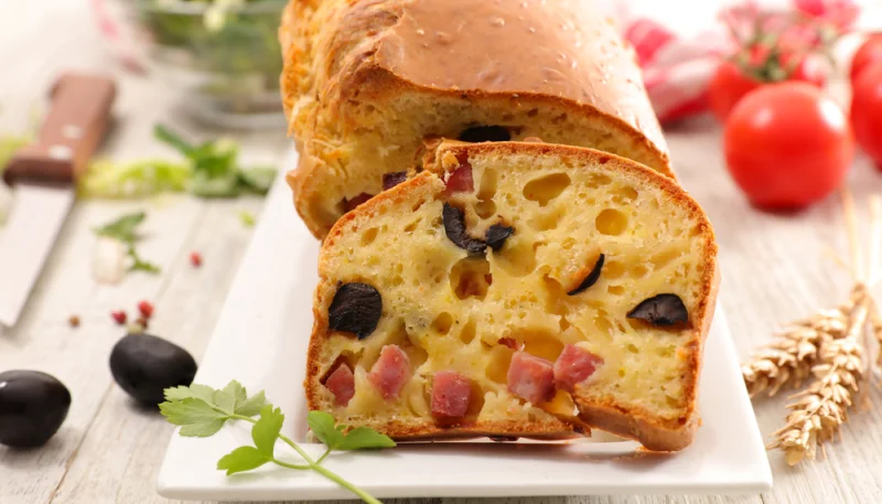 Bizcocho salado de jamón york y aceitunas