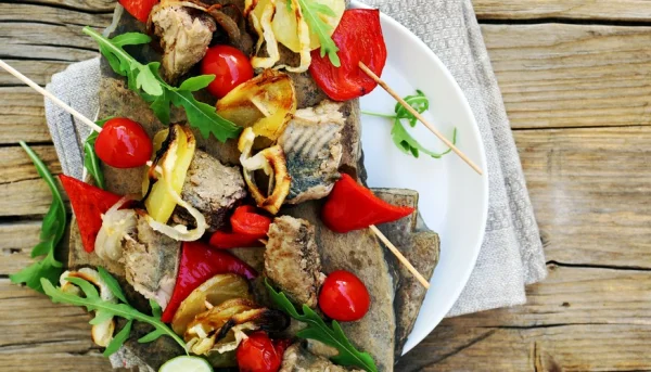 Brochetas de atún con verduras